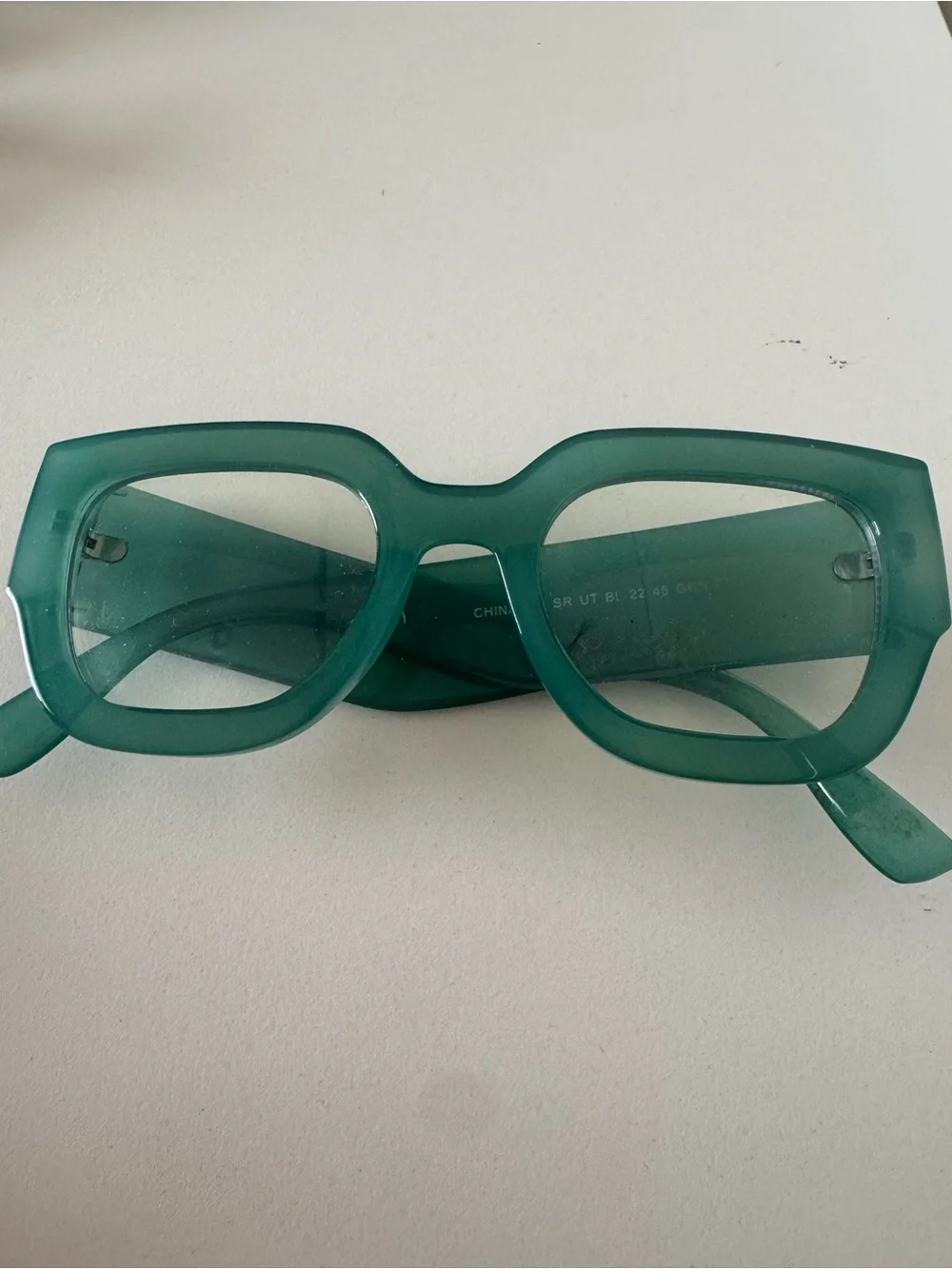 Amazon Women's Assorted Fashion Reading Glasses 2.00 5 pack and 1 sunglass